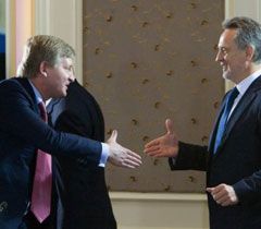 Ахметов и Фирташ здороваются во время украинско-российского экономического форума. Киев, 18 мая