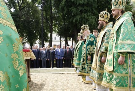 В день Cвятой Троицы Президент помолился в Киево-Печерской лавре