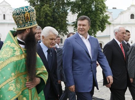 Сразу бросилось в глаза: если Янукович пришел в Лавру как первое лицо...