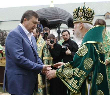 После богослужения Янукович подошел к Владимиру