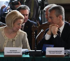 Ганна Герман і Валерій Хорошковський під час засідання Ради регіонів у Львові