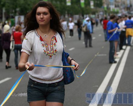 На Хрещатику розгорнули синьо-жовту стрічку довжиною 725 метрів (фото)