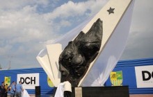 Ярославський відкрив у аеропорту пам’ятник загиблим льотчикам (фото)