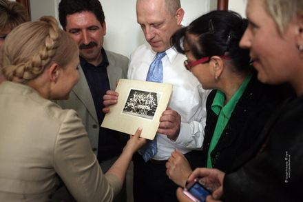 Тимошенко встретилась с одноклассниками (фото)