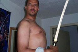 Порноактор загинув, тікаючи від поліції з самурайським мечем (фото)