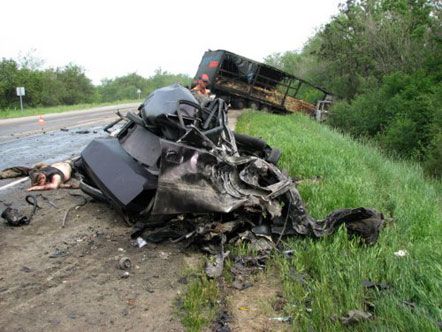 У лобовому зіткненні легковика і вантажівки загинули люди (фото)