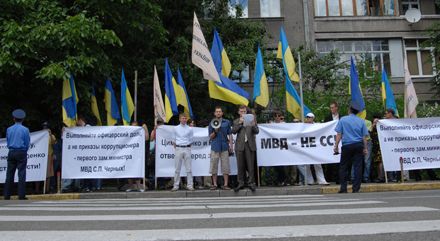 Днепропетровскую милицию обвиняют в выполнении заказа олигархов