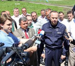 Нестор Шуфрич відповідає на запитання журналістів під час робочої поїздки до Львівської області