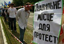 Законопроект о мирных собраниях: что оставила Тимошенко и что добавил Янукович