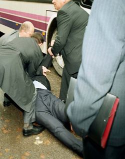 Охорона піднімає Януковича після того, як в нього влучили яйцем.  Івано-Франківськ, 24 вересня 2004 року