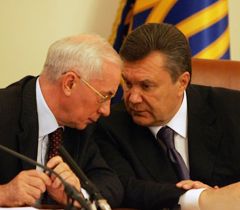 Виктор Янукович и Николай Азаров во время заседания Кабинета министров. Киев, 23 июня