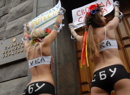 Активистки «FEMEN» ответили акцией на запугивания СБУ (фото)