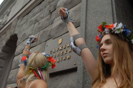 Активистки «FEMEN» ответили акцией на запугивания СБУ (фото)