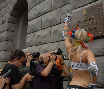 Активистки «FEMEN» ответили акцией на запугивания СБУ (фото)