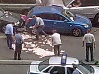 Чиновник, рятуючись від ФСБ, викинув на дорогу 10-мільйонний хабар (фото)