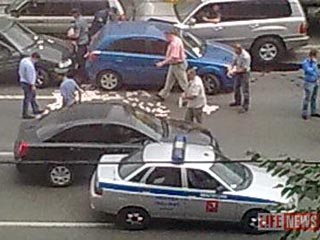 Чиновник, рятуючись від ФСБ, викинув на дорогу 10-мільйонний хабар (фото)