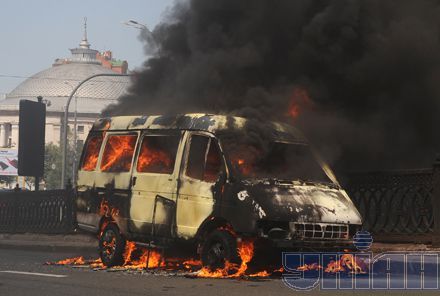 У Києві біля універмагу «Україна» згорів автомобіль (фоторепортаж)