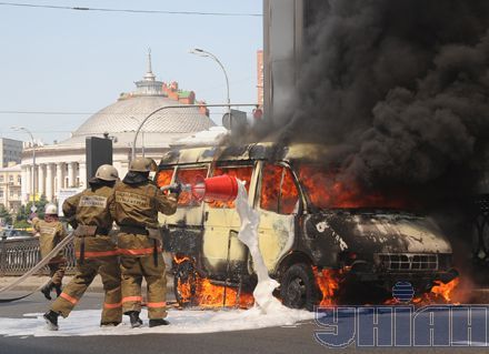 У Києві біля універмагу «Україна» згорів автомобіль (фоторепортаж)