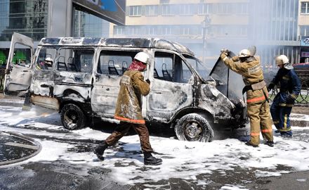 У Києві біля універмагу «Україна» згорів автомобіль (фоторепортаж)