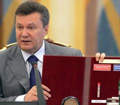 Віктор Янукович демонструє міліції наркотики, які за його дорученням купили в Інтернеті