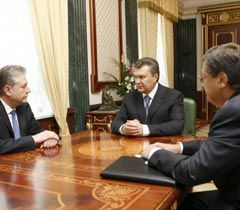 Владимир Ельченко, Виктор Янукович и Константин Грищенко во время встречи в АП. Киев, 2 июля