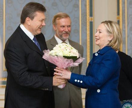 “Генеральный секретарь” США Хиллари Клинтон: Америка остается с Украиной