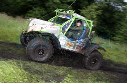 Син Януковича на «бегемоті» виграв ралі і скупався в шампанському (фото)