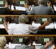 Народные депутаты голосуют за своих однопартийцев во время заседания ВР. Киев, 7 июля