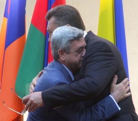 Янукович снова наступил на те же грабли (фото) 
