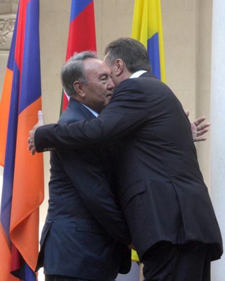 Янукович снова наступил на те же грабли (фото) 
