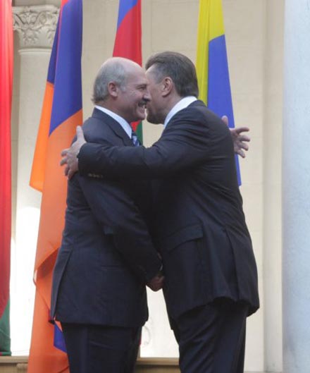 Янукович снова наступил на те же грабли (фото) 
