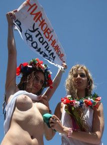 Бойцы 'Беркута' выносят девушек FEMEN из фонтана на Майдане (фото)