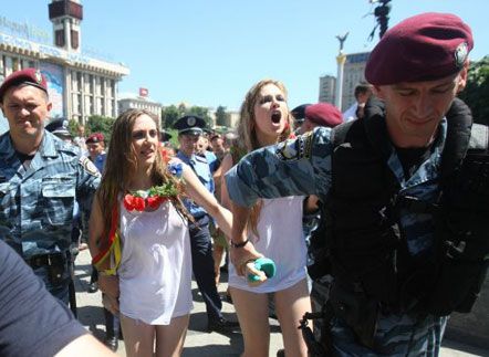 Бойцы 'Беркута' выносят девушек FEMEN из фонтана на Майдане (фото)