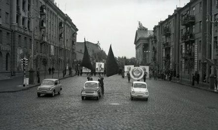 Автомобили «ЗАЗ-965» на первомайской демонстрации, в Запорожье, 1 мая 1960 г.