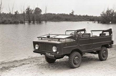 Военный ЗАЗ-967 с местом в кузове для лежачего раненого. В модификации с лебедкой мог подтягивать специальные носилки с раненными с переднего края, август 1964 г.