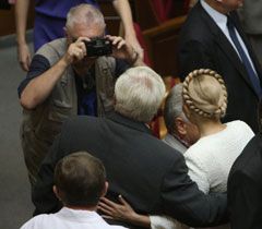Юлия Тимошенко фотографируется во время торжественного заседания ВР. 16 июля