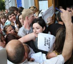Абітурієнти намагаються пройти до приймальної комісії Національного університету харчових технологій. Київ, 21 липня 