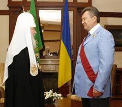 Патріарх Кирил вручає Віктору Януковичу орден  Святого рівноапостольного Князя Володимира I ступеня 