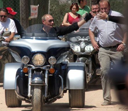 Путин ведет байк под украинским флагом (фото)