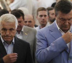 Владимир Литвин и Виктор Янукович во время богослужения в Свято-Владимирском соборе в Херсонесе
