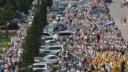 Несмотря на внимание милиции Крестный ход в Киеве собрал 10 тысяч верующих (фоторепортаж)