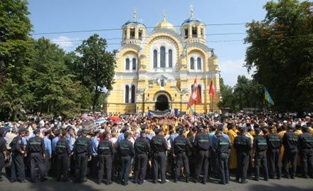 Попри увагу міліції Хресна хода в Києві зібрала 10 тисяч віруючих (фоторепортаж)