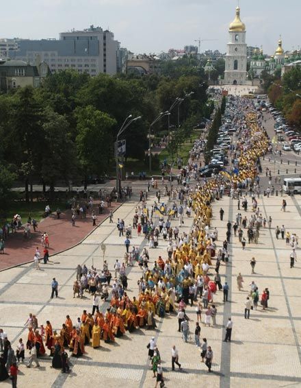 Несмотря на внимание милиции Крестный ход в Киеве собрал 10 тысяч верующих (фоторепортаж)