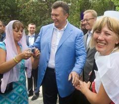Виктор Янукович фотографируется после богослужения в честь празднования годовщины крещения Киевской Руси