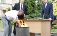 Во внутреннем дворе Администрации сожгли наркотики