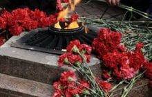 Моряки Украины и России возложили цветы к вечному огню в Севастополе