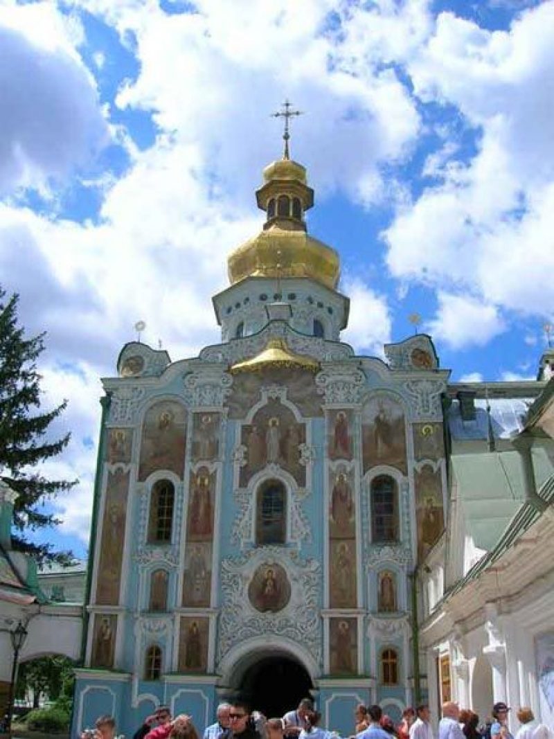 А) Троицкая надбрамная церковь(1106-1108; перестройки XVII-XX ст.)возобновленная на средста И.Мазепы