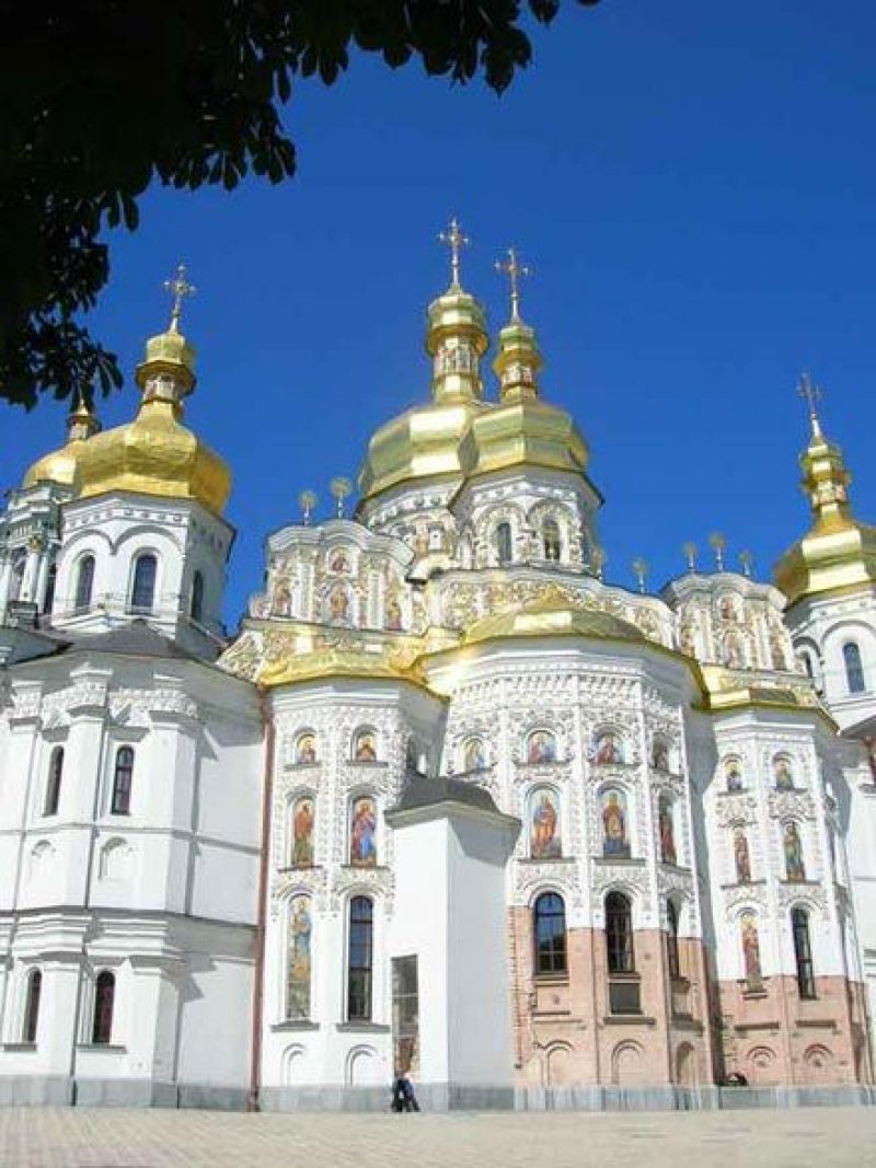 Б) Успенский собор(1073-1089; перестройка XVII-XVIII  ст.)востановленный на  средства И.Мазепы (1690) + подарки