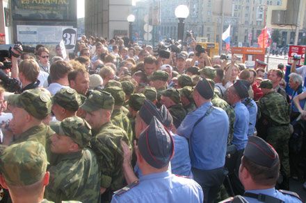 Черговий мітинг російської опозиції розігнали «м'яко» - під рев моторів і запах горілої гуми