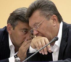 Василий Джарты и Виктор Янукович во время совещания в Симферополе. 3 августа